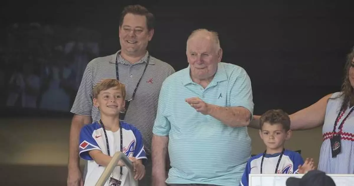 Hall of Fame manager Bobby Cox is cheered in 30-year celebration of Braves' 1995 World Series title