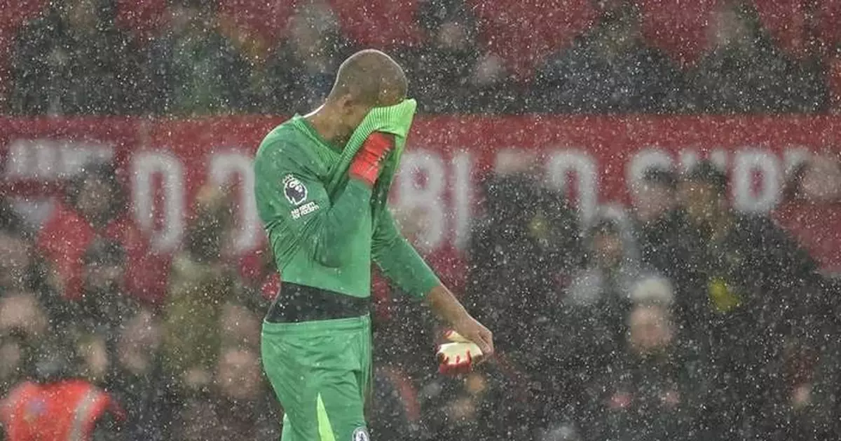 Sanchez and Casemiro sent off in a wild first half between Man United and Chelsea