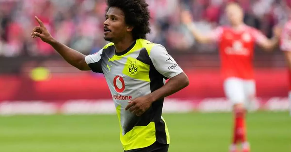 Dortmund beats Mainz 2-0 to keep pace with Bayern in Bundesliga, Frankfurt wins 10-goal spectacle