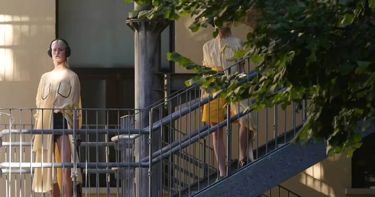 Liberatore puts models on emergency escape, drawing attention to global chaos