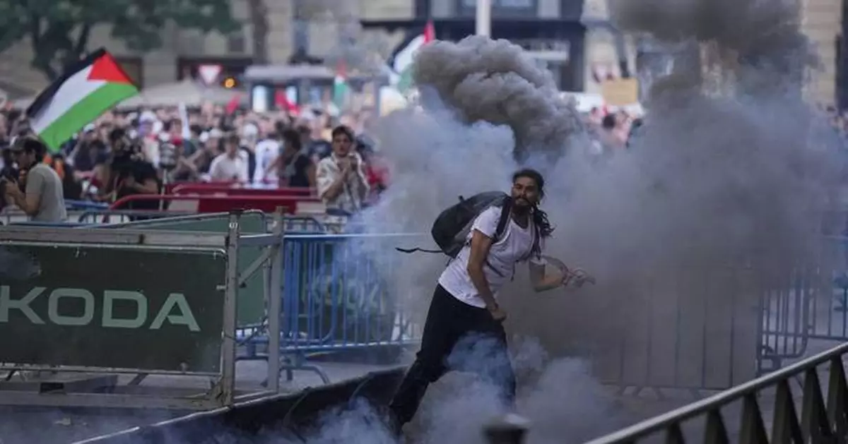 Spanish prime minister wants Israel banned from sports events after chaos at cycling race