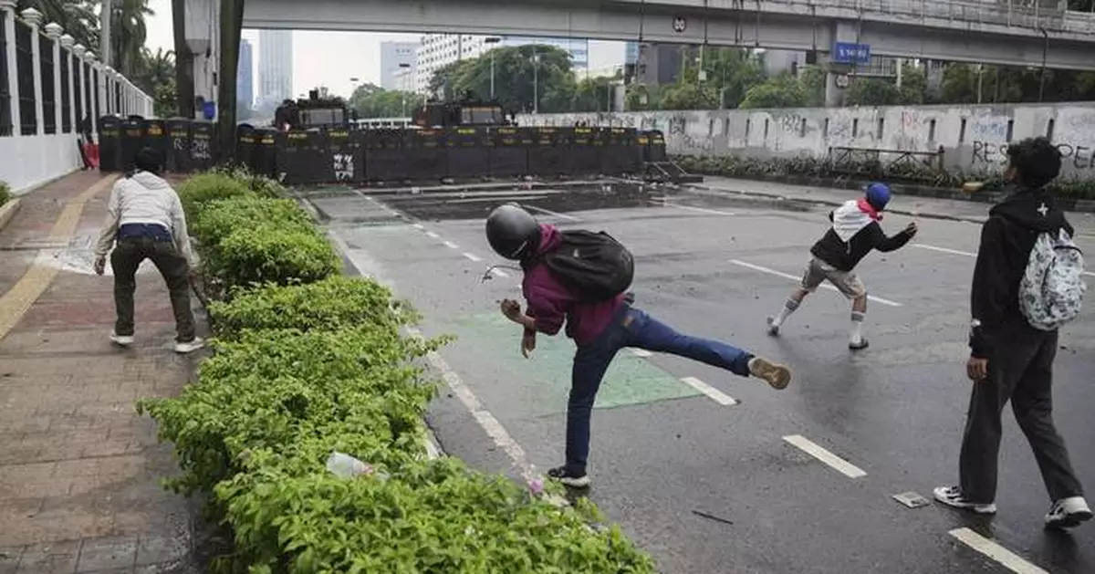 Indonesian leader pledges to revoke lawmakers' perks after protests leave 6 dead