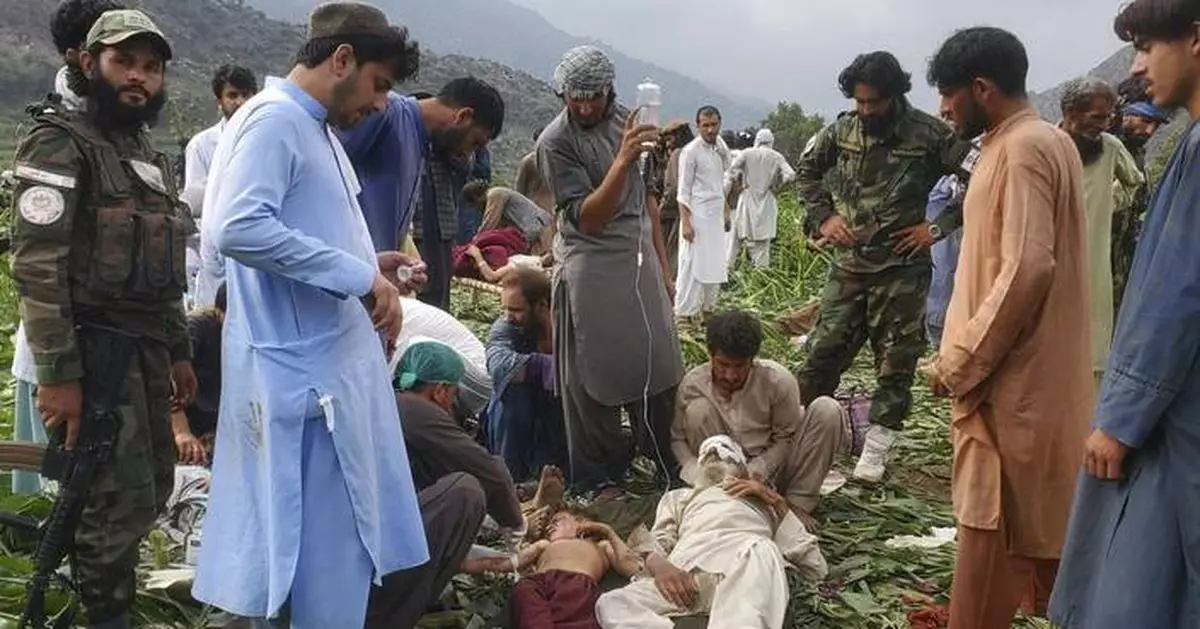 Earthquake in eastern Afghanistan destroys villages and kills 800 people, with 2,500 injured