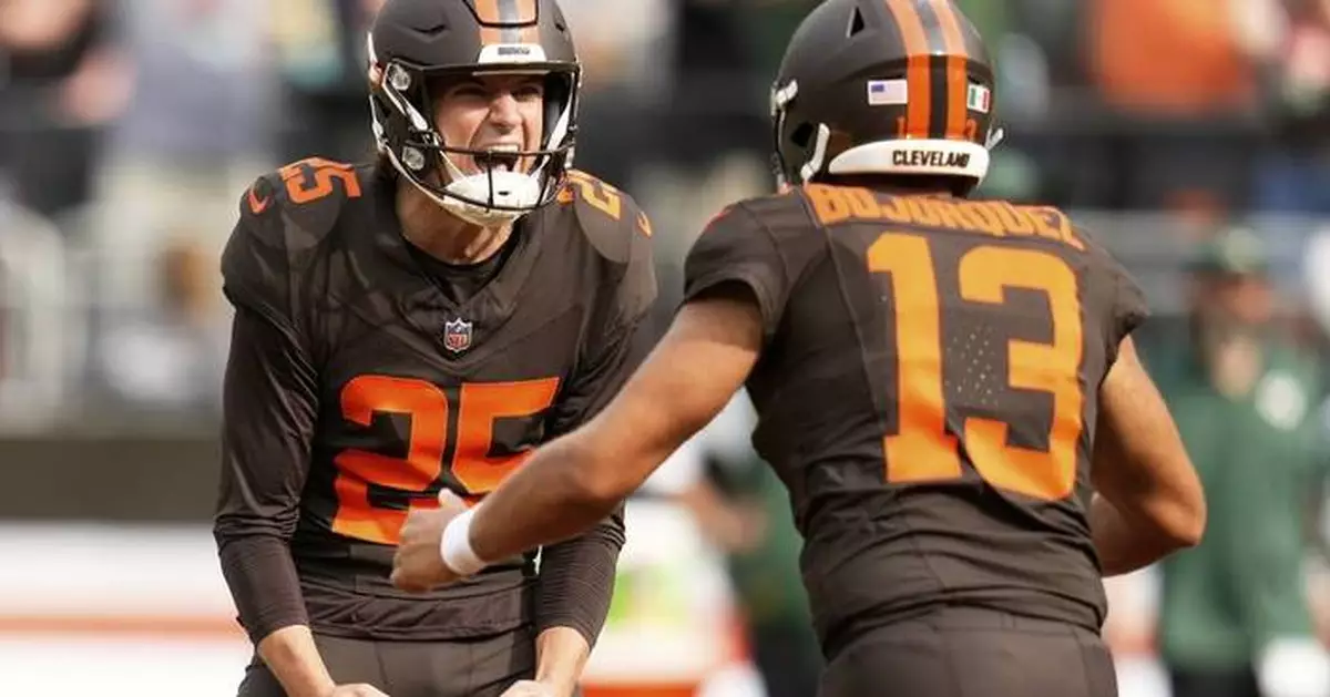 Andre Szmyt's 55-yard field goal as time expires rallies Browns to 13-10 victory over Packers