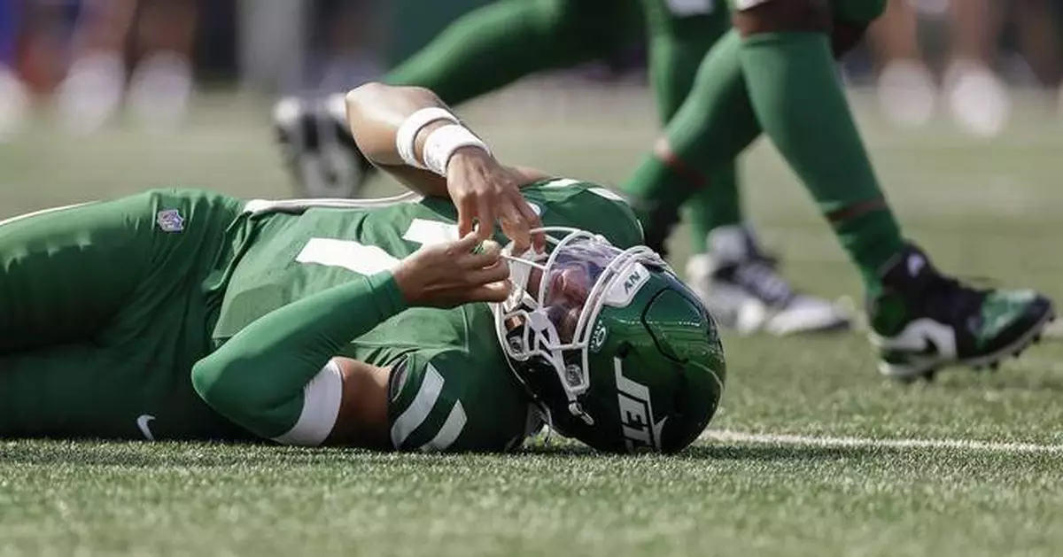 Jets QB Justin Fields leaves game vs. Bills with a concussion