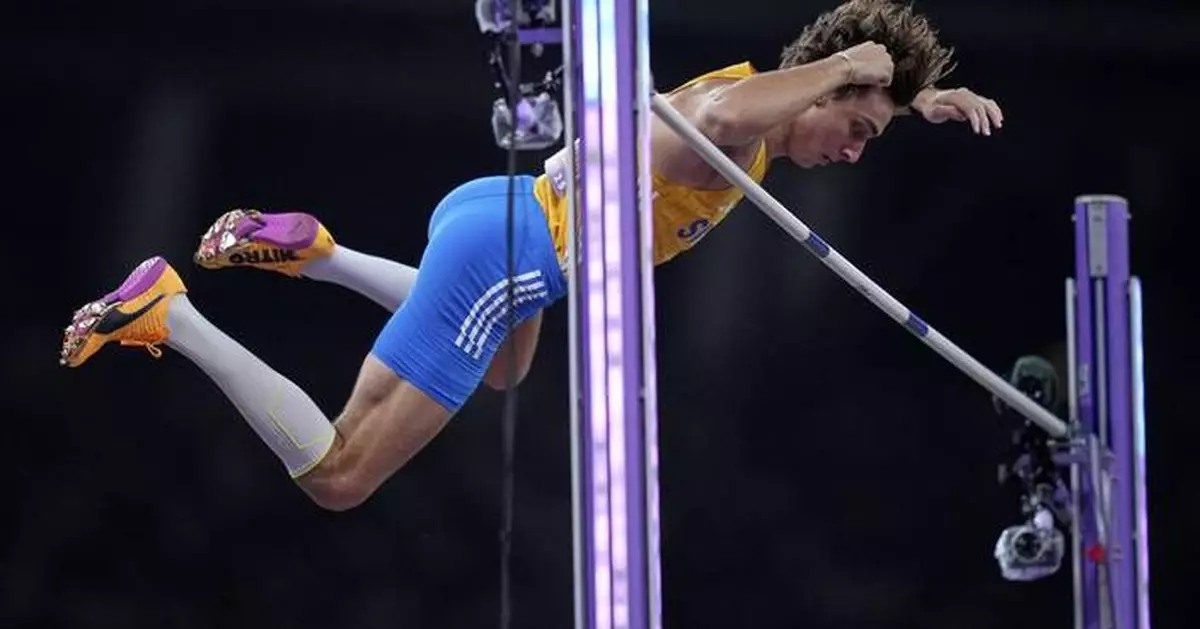 Duplantis gives Japanese fans what they came for — another world record in pole vault