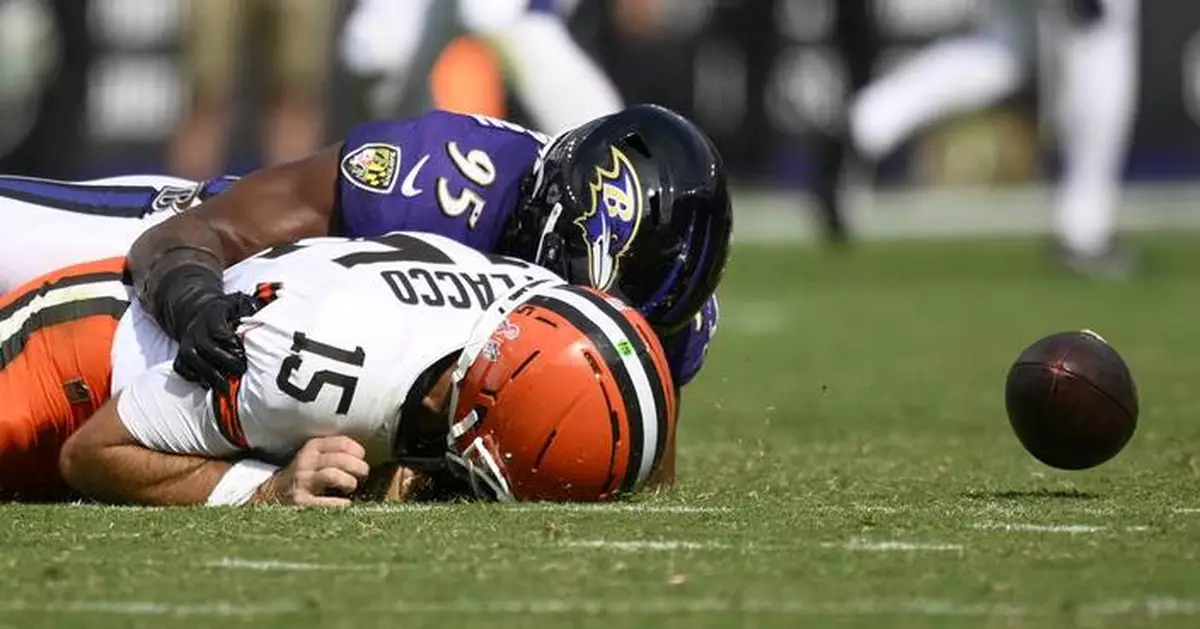 Jackson throws 4 TD passes, and the Ravens close strong in a 41-17 victory over the Browns