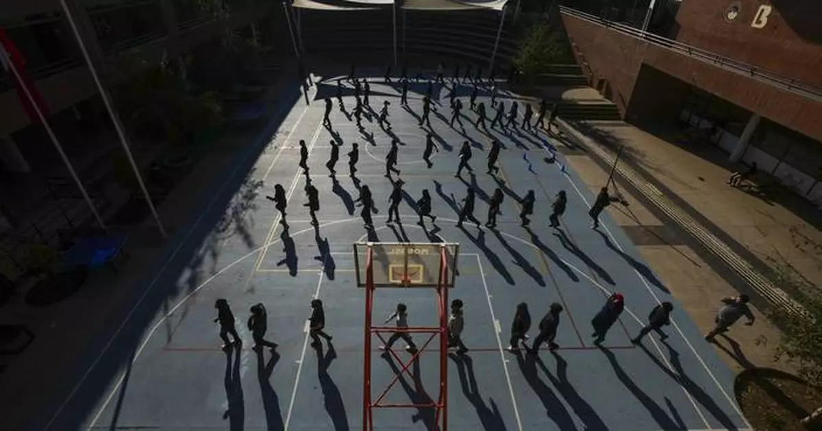 No TikTok, no Instagram: Chilean school blocks phones and students rediscover real-world connections