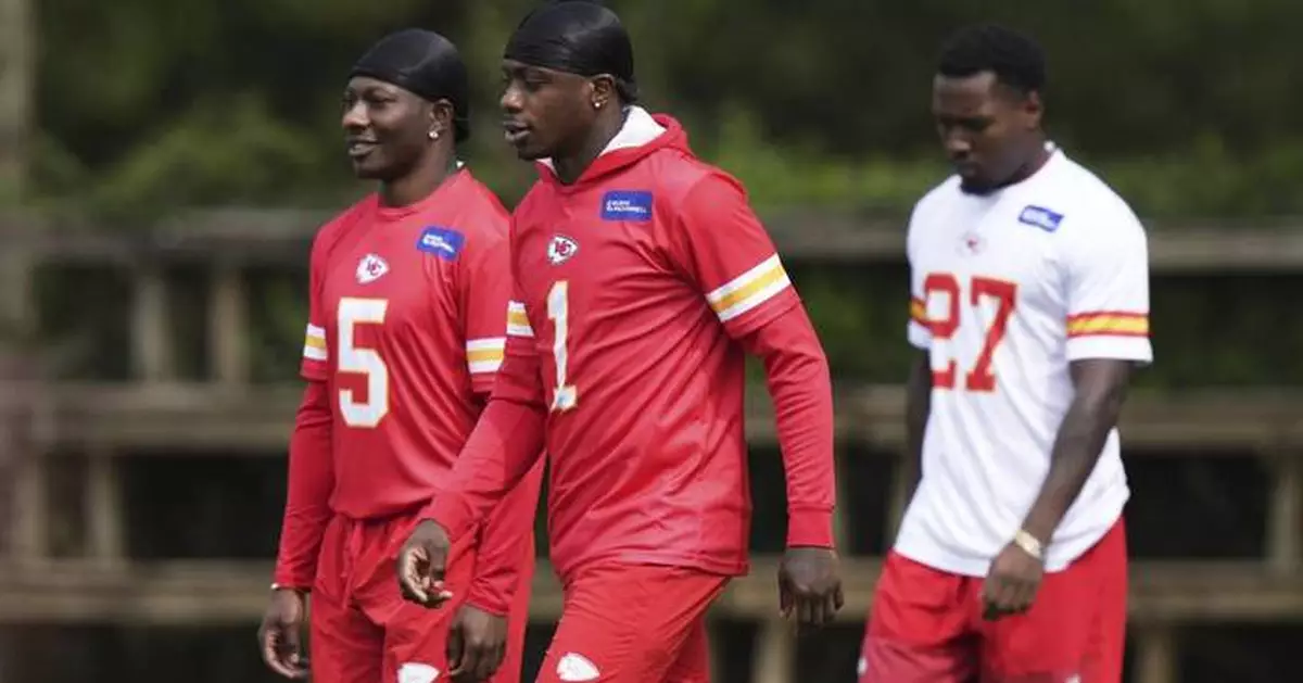 Patrick Mahomes welcomes back Xavier Worthy and Jalen Royals to Chiefs practice on his 30th birthday