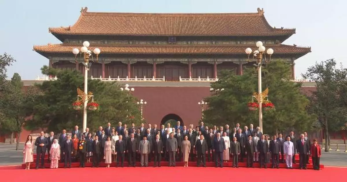 President Xi, int'l guests pose for group photo at V-Day gathering