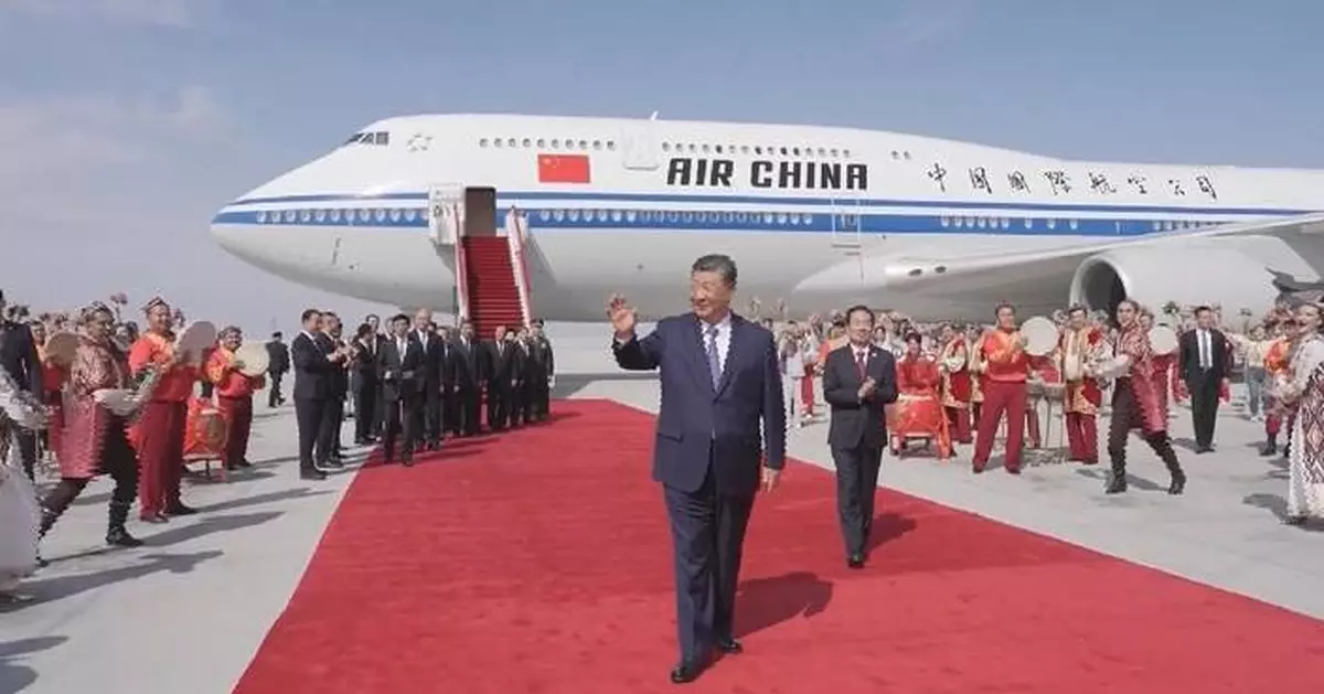 Xi arrives in Urumqi for celebrations of 70th founding anniversary of Xinjiang Uygur Autonomous Region
