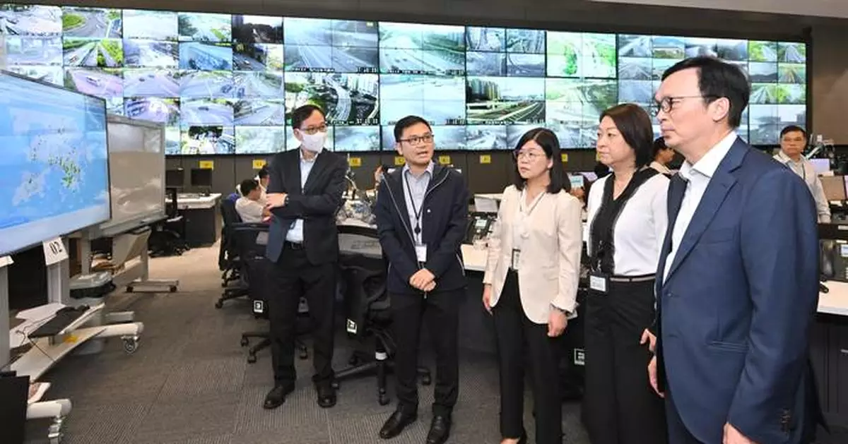 Transport Secretary Monitors Smooth Traffic on School's First Day at Emergency Coordination Centre