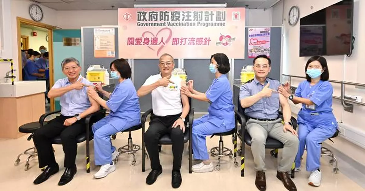 Health Secretary and officials promote early influenza and COVID-19 vaccinations at Sai Wan Ho clinic.