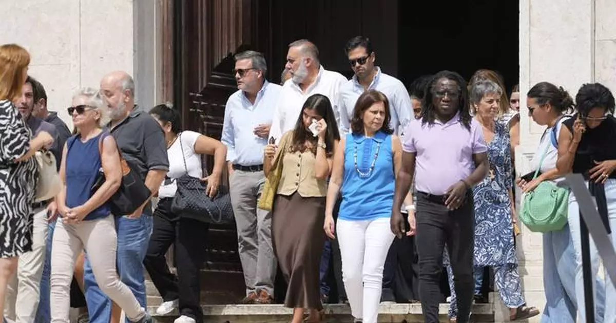 Portuguese victims of streetcar crash mourned by colleagues, friends and local residents