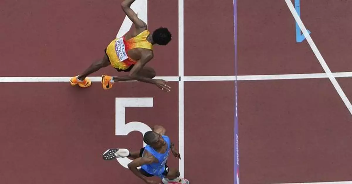 Marathon at worlds takes weird twists: a false start, a near wrong turn and, finally, a photo finish