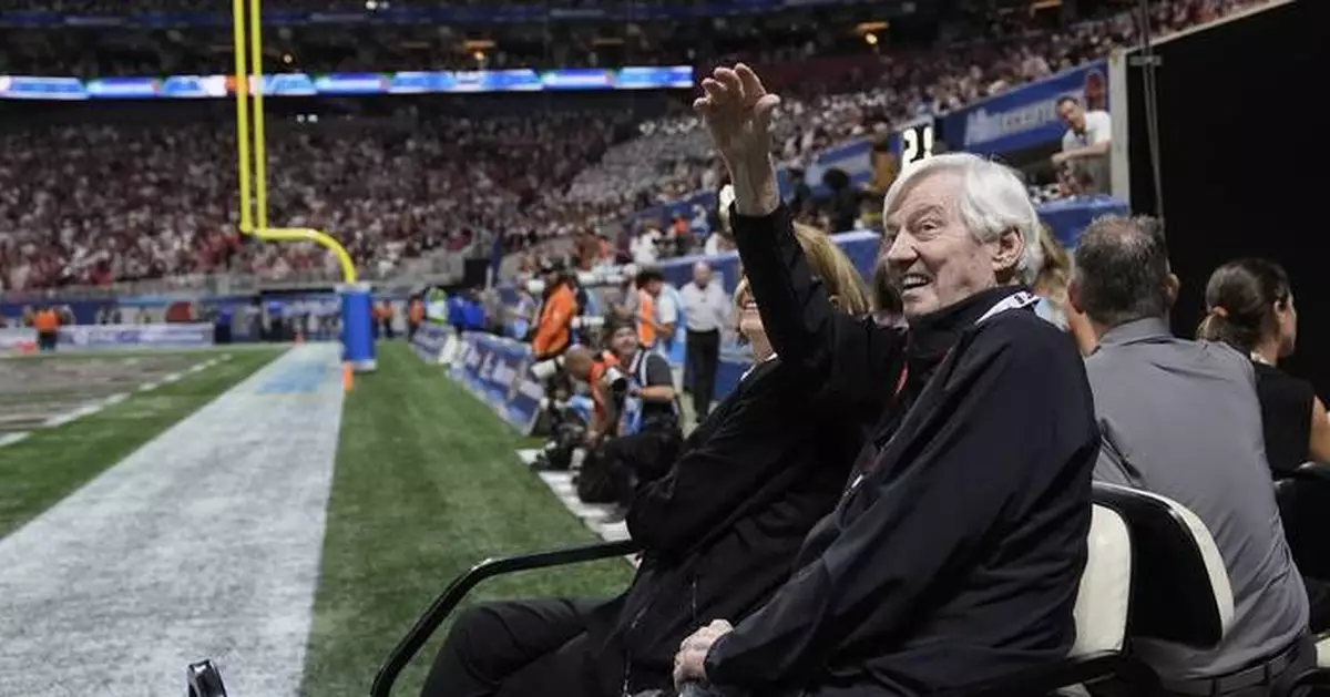 In test of loyalties, former Virginia Tech coach Frank Beamer wears South Carolina black for son