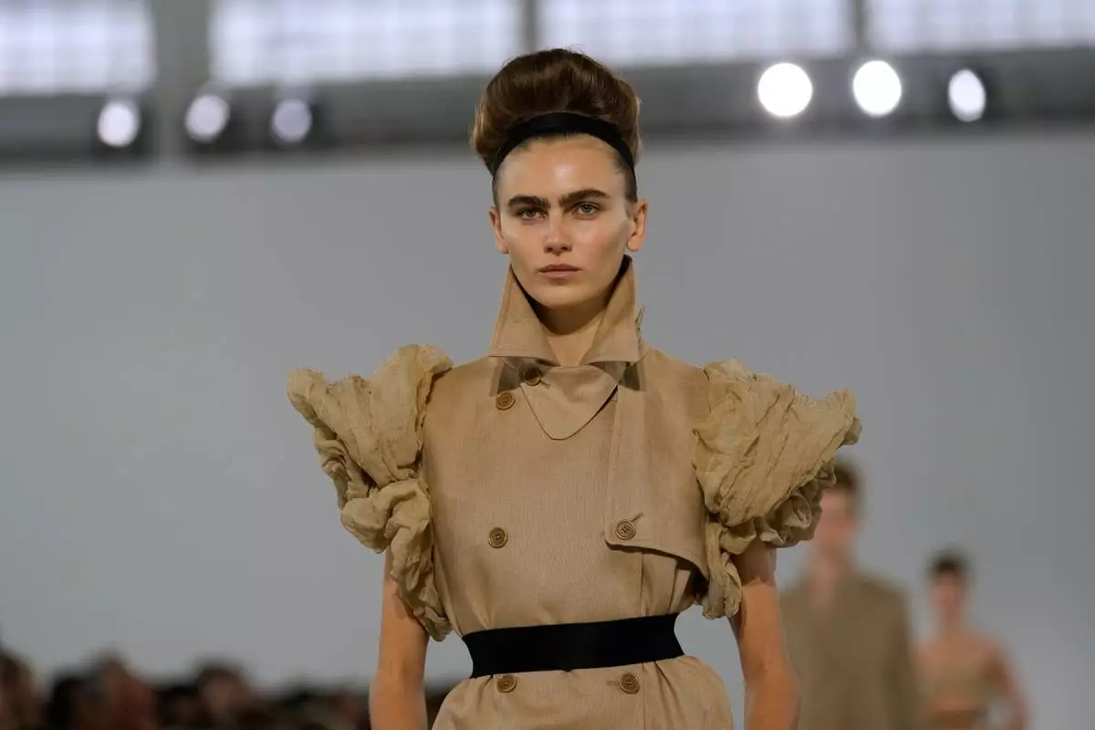 A model wears a creation part of the Max Mara women's Spring-Summer 2026 collection, presented in Milan, Italy, Thursday, Sept. 25, 2025. (AP Photo/Luca Bruno)