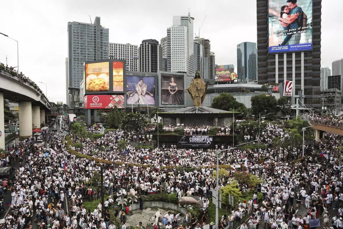Thousands of protesters gather at the EDSA People Power Monument to rally against government corruption, in suburban Mandaluyong, east of Manila, Philippines, Sunday Sept. 21, 2025. (AP Photo/Basilio Sepe)