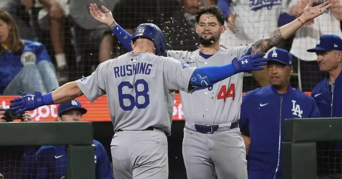 Kiké Hernandez hits go-ahead double in 9th to lift Dodgers past Mariners, 5-3