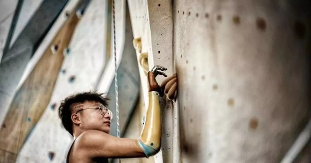 BrainCo helps amputee play piano alongside robot