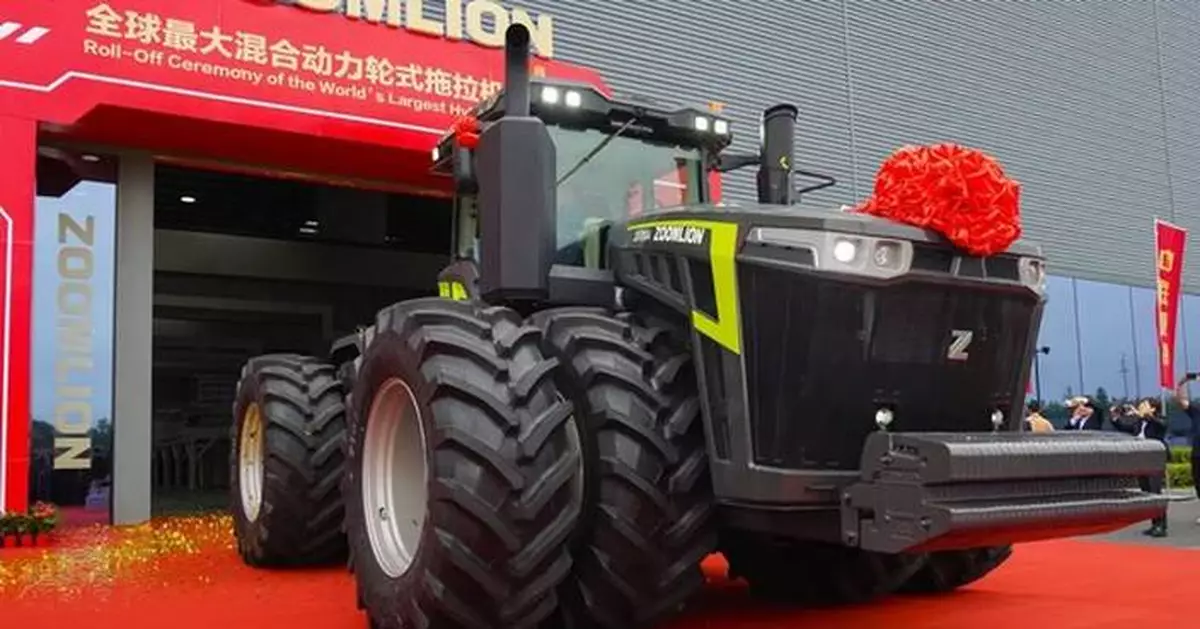 ZOOMLION Unveils the World's Most Powerful Hybrid Wheeled Tractor DX7004