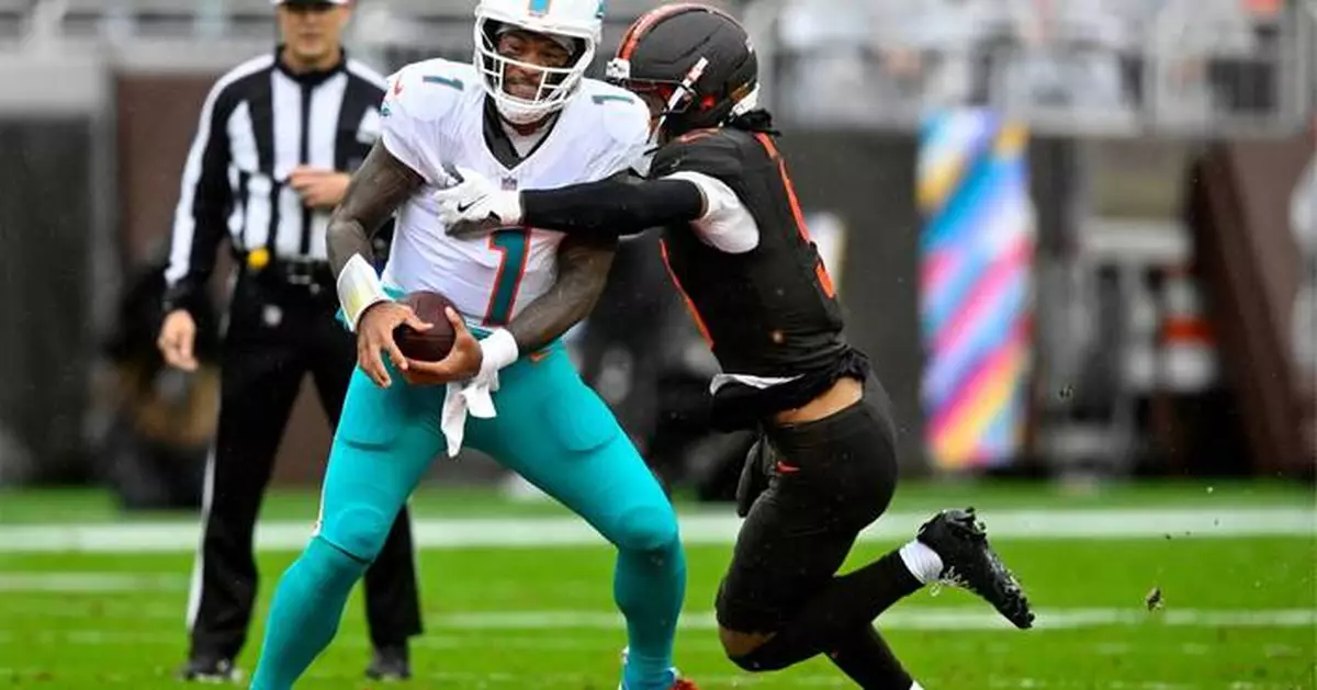 Embattled Dolphins coach Mike McDaniel appears out of answers after falling to 1-6 in loss to Browns