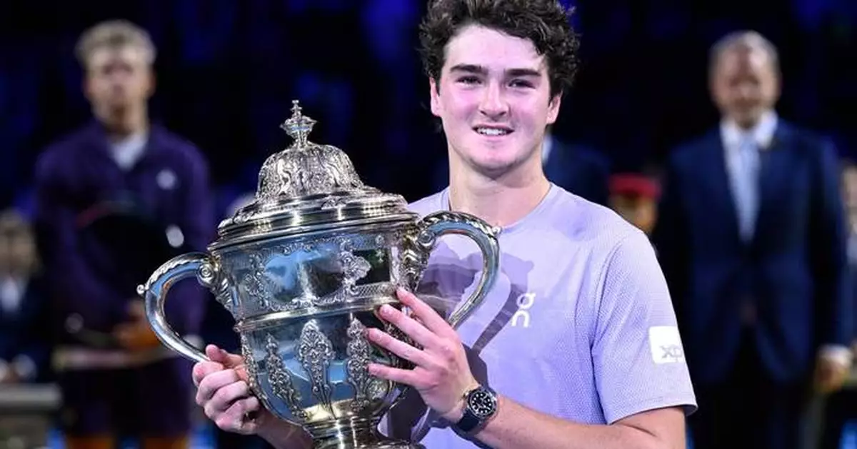 Proud parents change flight plans to watch Brazilian teenager Fonseca win Swiss final