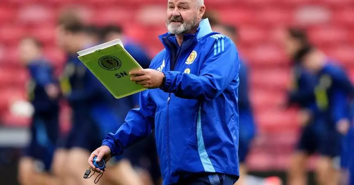 Katy Perry goes unnoticed by Scotland's soccer coach as his team shares a hotel with pop star