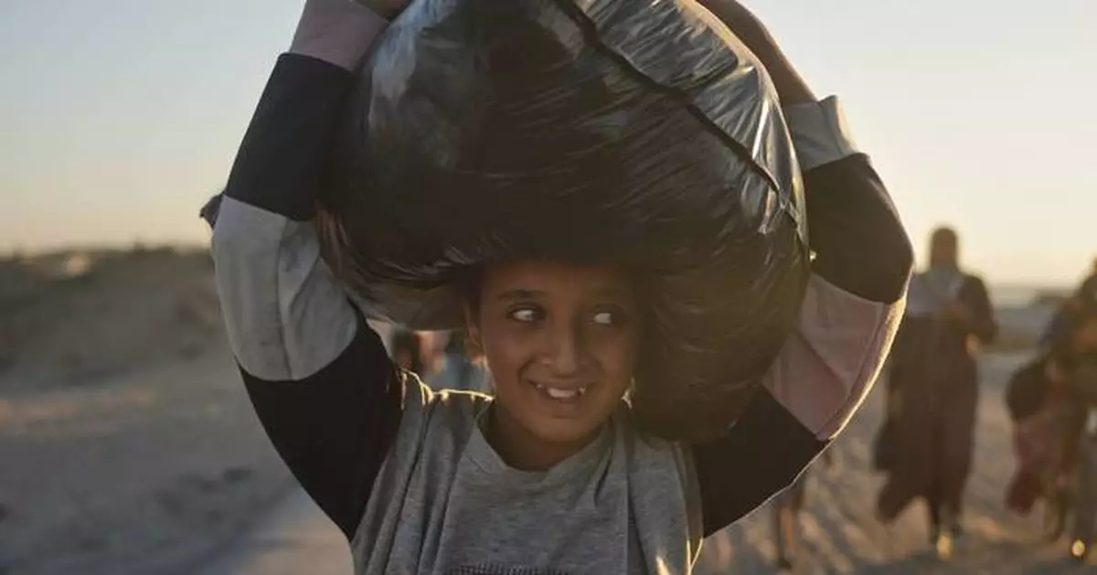 Returning to ruins: Photos of Palestinian families going home