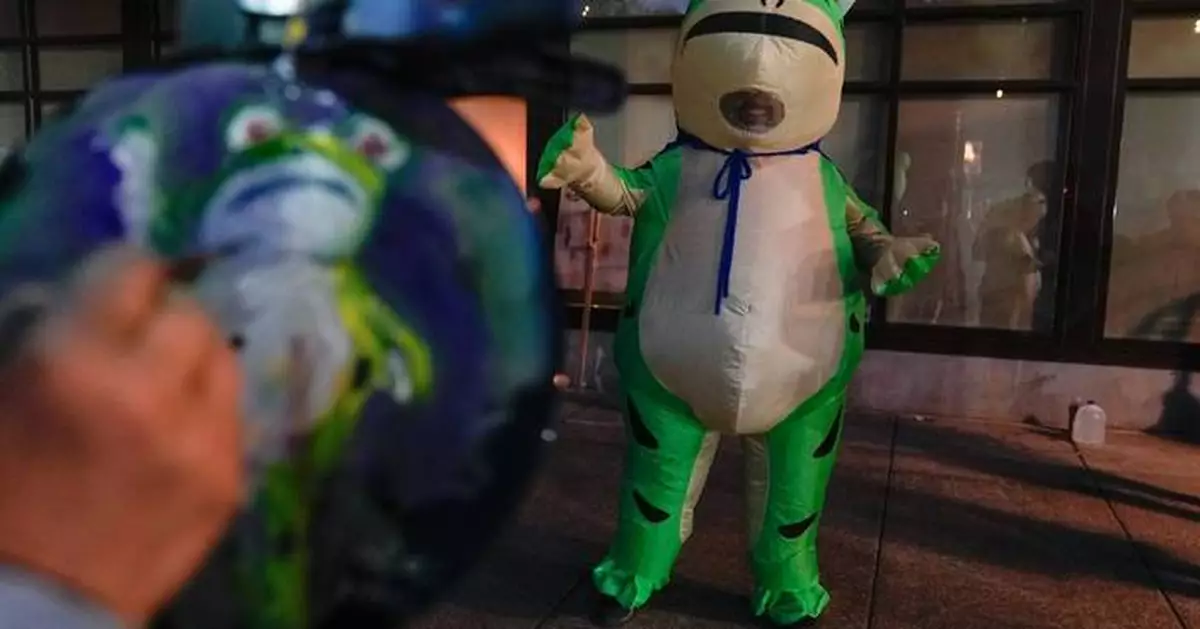 How inflatable costumes ballooned at anti-Trump rallies due to a Portland protester's frog outfit