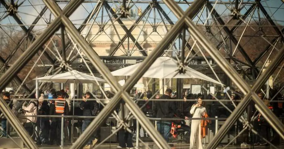 A timeline of the jewel heist at the Louvre in Paris