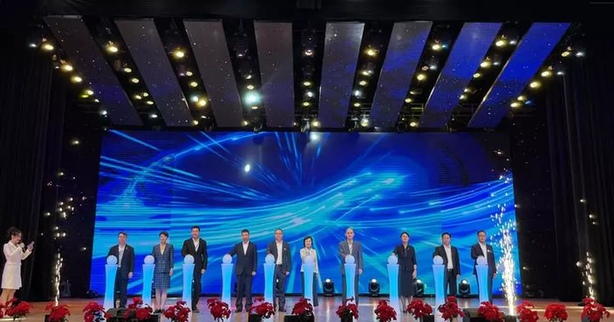 Dr. Choi Launches Mainland Study Tour for Hong Kong Students in Chongqing, Enhancing Cultural and Educational Collaboration.