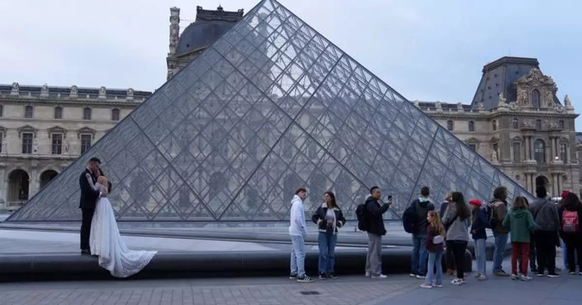 A timeline of the jewel heist at the Louvre in Paris