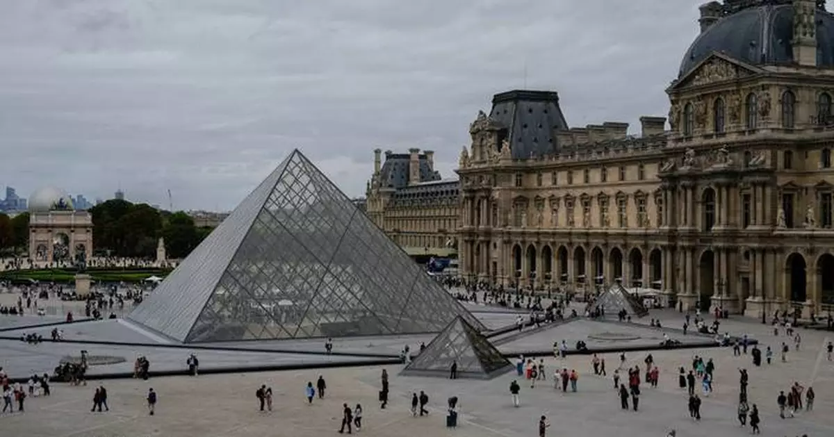 Thieves steal crown jewels in 4 minutes from Louvre Museum