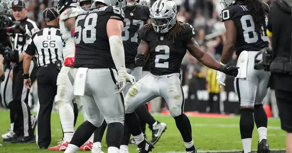 The Raiders end a 4-game skid by dominating on defense to beat the Titans 20-10