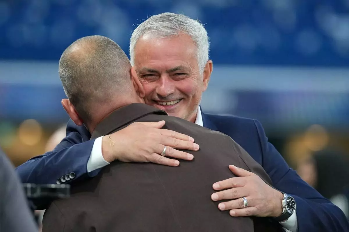 Mourinho the center of attention on losing return to Stamford Bridge