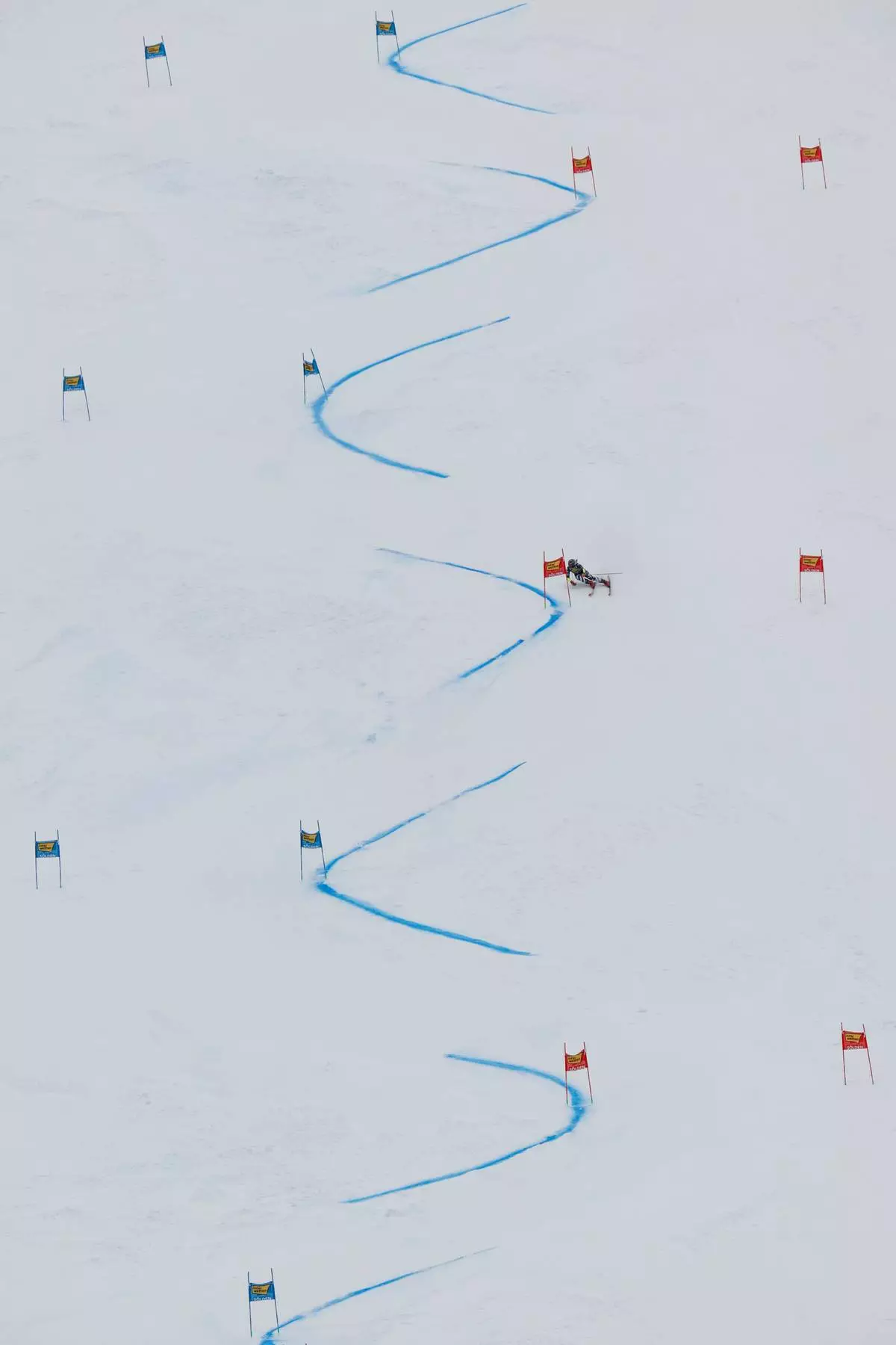 United States' Mikaela Shiffrin competes in an alpine ski, women's World Cup giant slalom, in Soelden, Austria, Saturday, Oct. 25, 2025. (AP Photo/Alessandro Trovati)