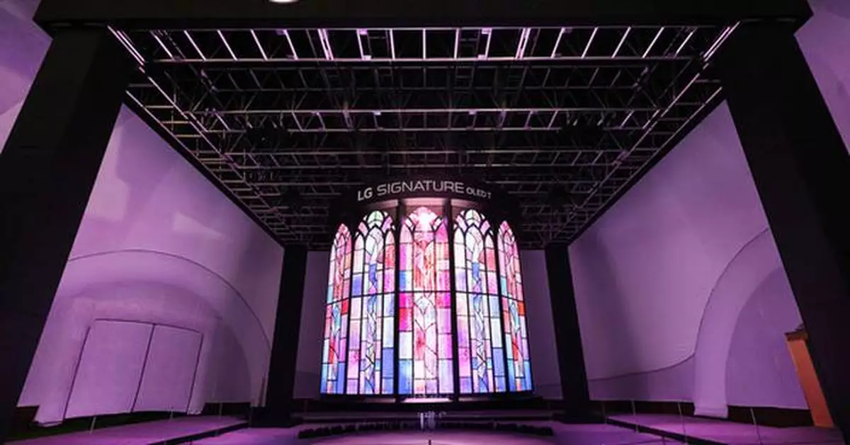 LG STUNS GLOBAL LEADERS AT APEC 2025 WITH A GRAND MEDIA CHANDELIER MADE OF TRANSPARENT OLED TVS