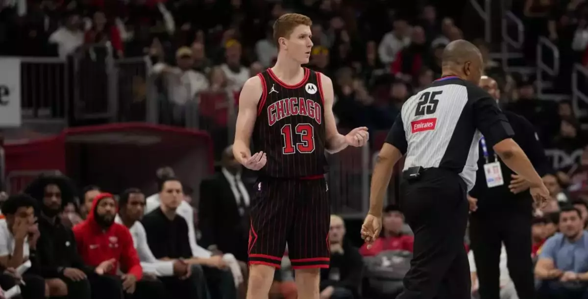 Bulls' Kevin Huerter ejected for tapping ball that hits referee Che Flores in the back