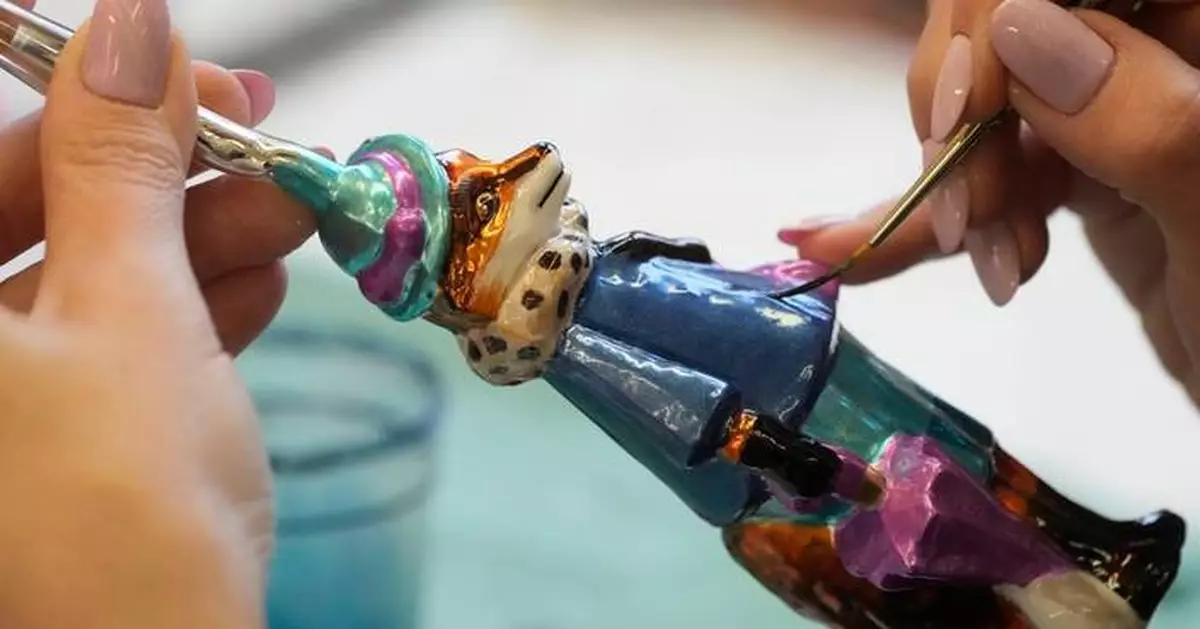 The Polish 'magicians of glass' who create Christmas baubles for clients worldwide