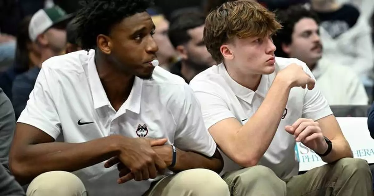 No. 5 UConn freshman Braylon Mullins plays 10 minutes in debut against No. 13 Illinois