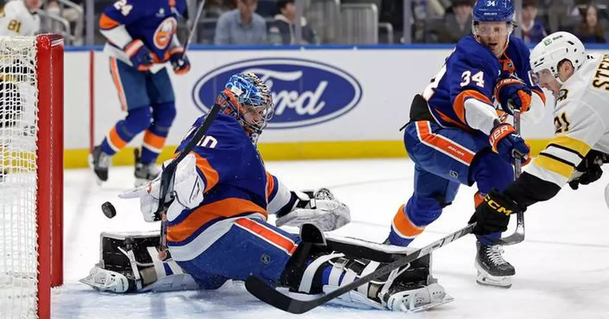 Alex Steeves scores twice as Bruins defeat Islanders 3-1