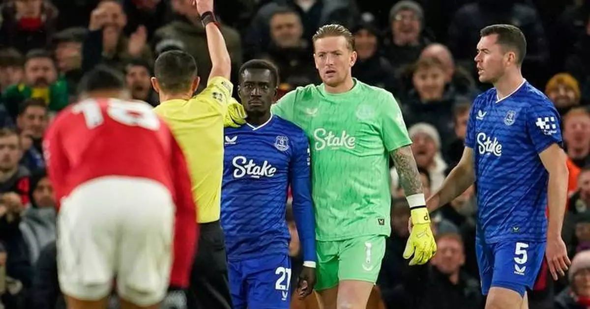 Everton's Gueye sent off for slapping teammate during game against Man United