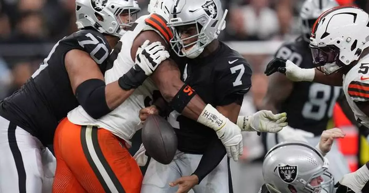 Raiders' Geno Smith apologizes for obscene gesture toward fans