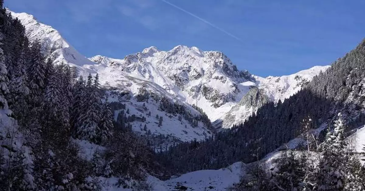 Rescuers launch search after avalanche on Austrian glacier buries skiers and snowboarders