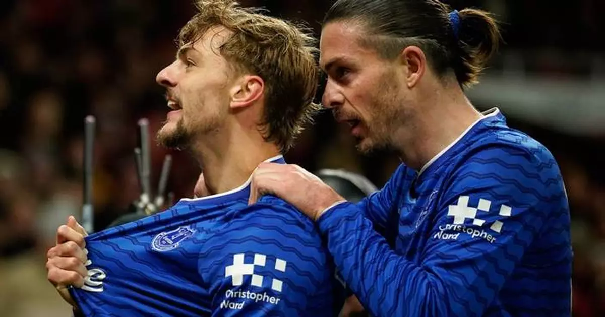 10-man Everton beats Man United 1-0 despite Gueye's red card for striking a teammate