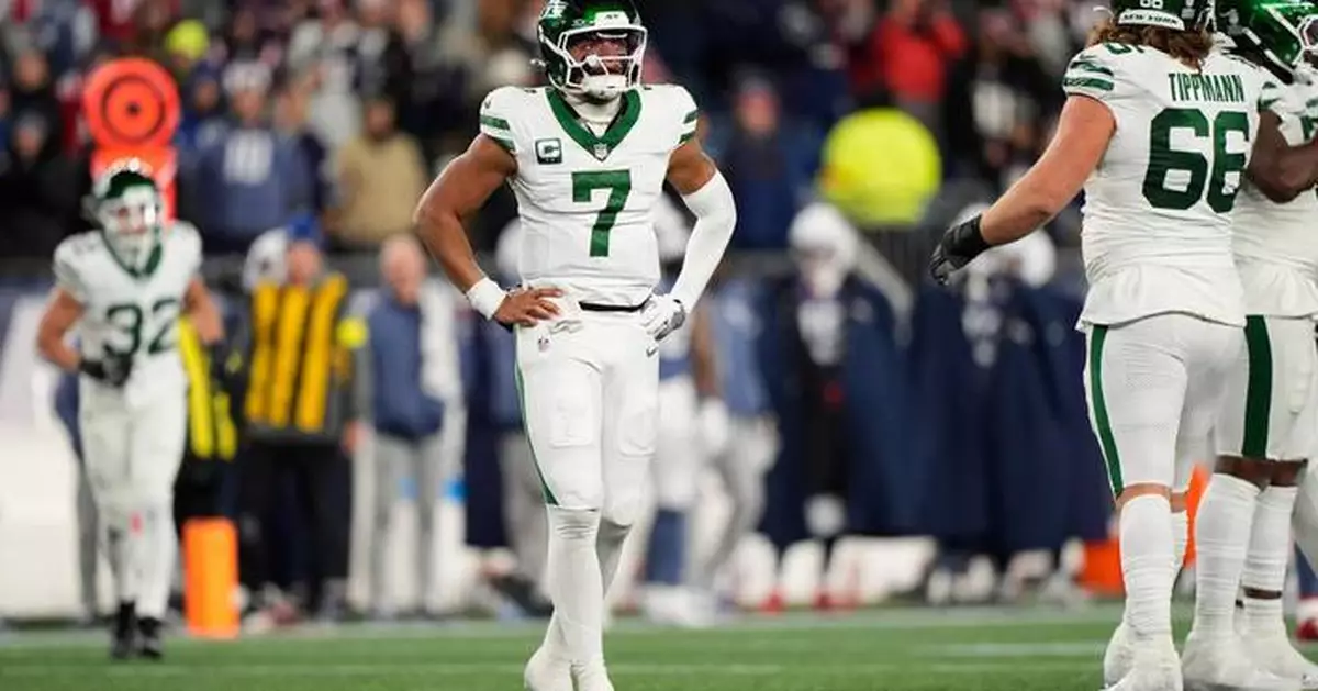 New York Jets bench struggling quarterback Justin Fields for Tyrod Taylor, AP source says