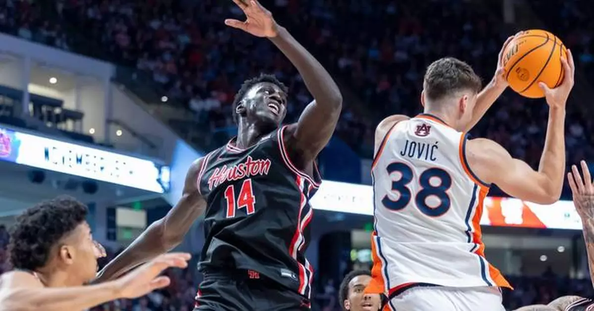 Kingston Flemings scores 22 as No. 1 Houston holds off No. 22 Auburn 73-72