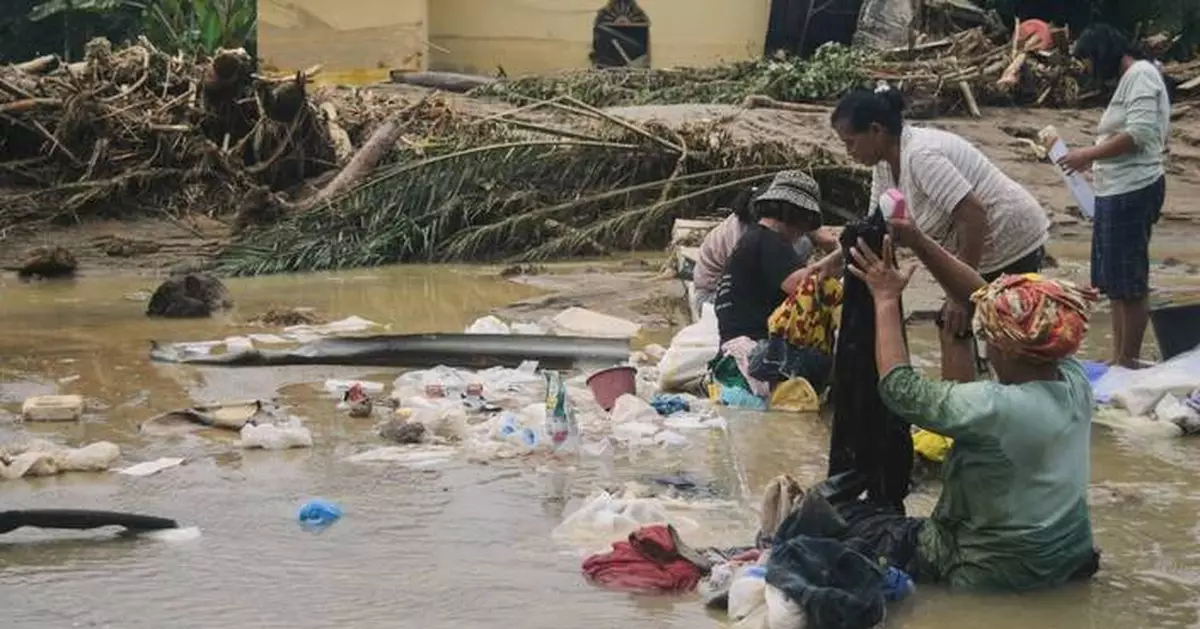 Indonesian residents hunt for food and water after deadly floods. 193 dead in Sri Lanka