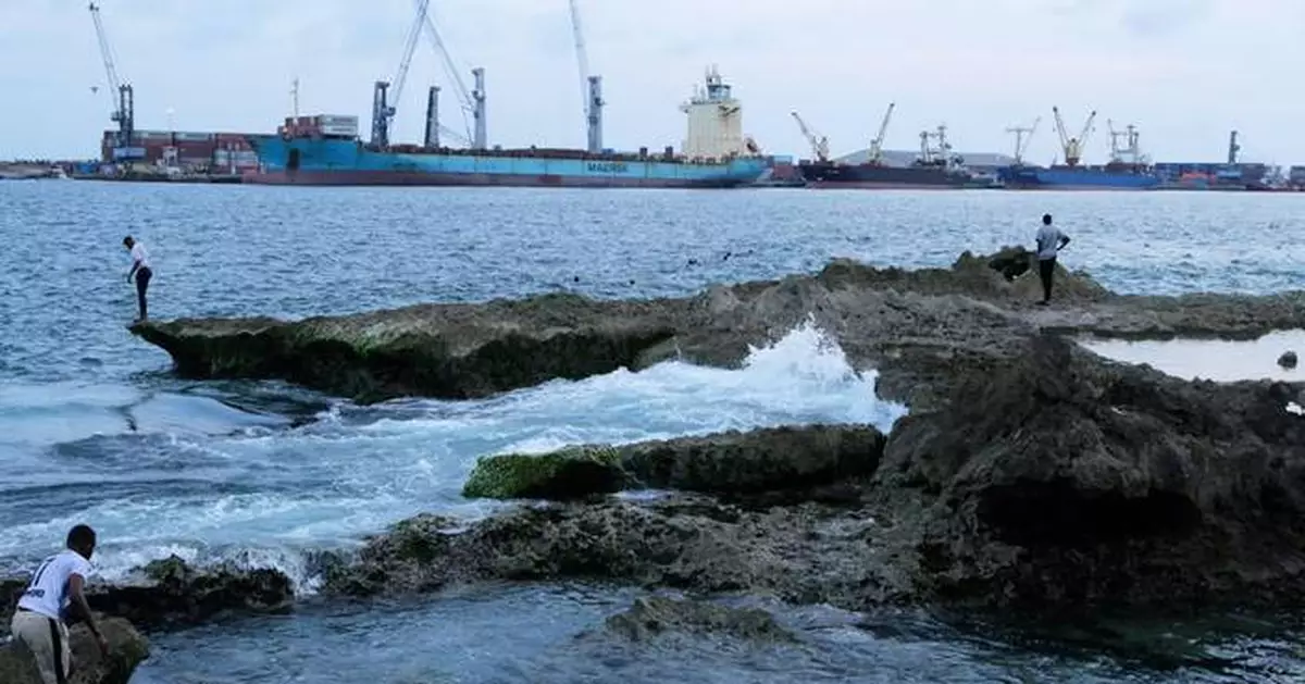 European Union vessel reaches ship raided by pirates off Somalia; all 24 crew on board safe